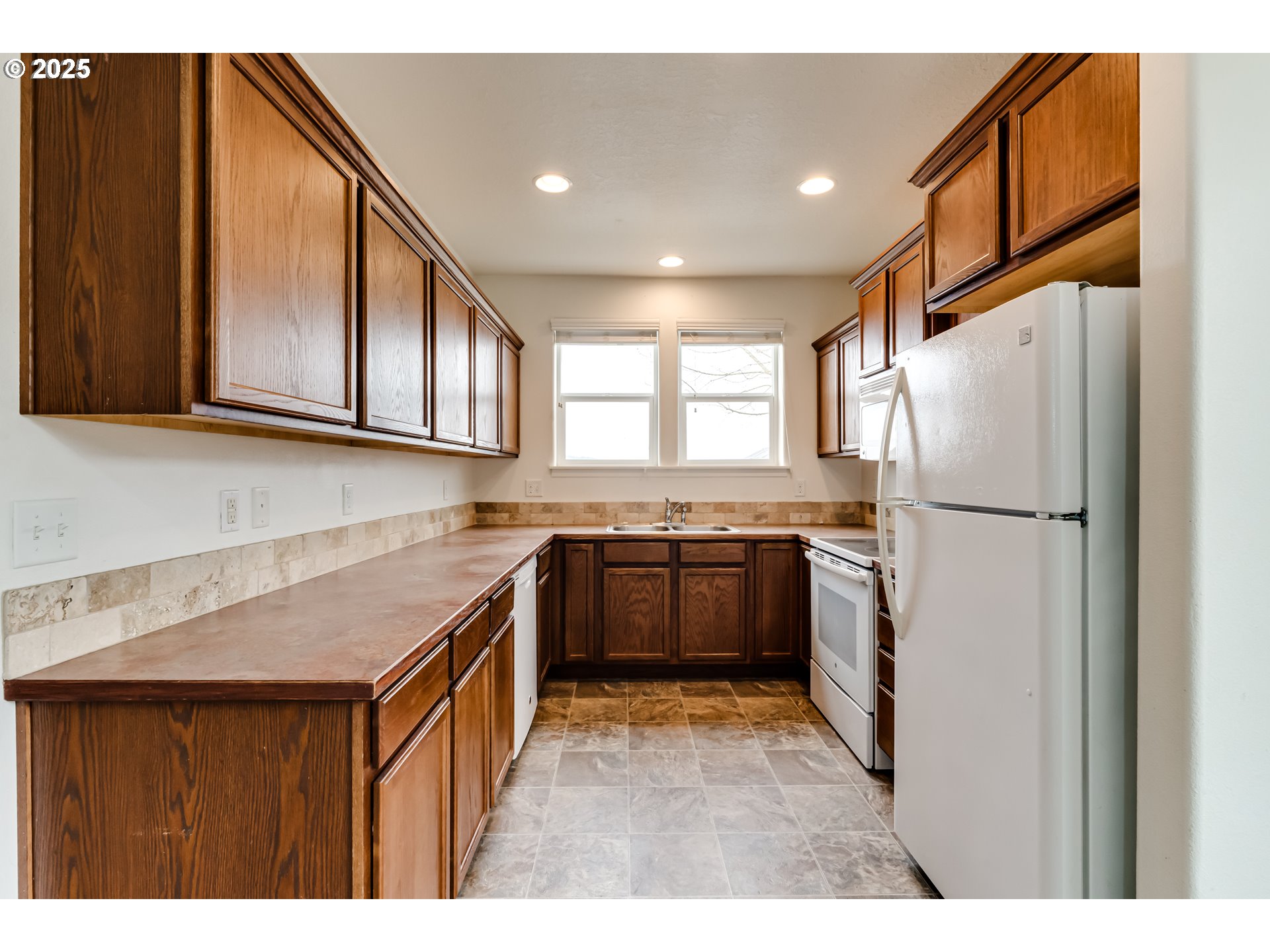 1565 Legacy Street Eugene, OR 97402 - Photo 10 of 27 Kitchen