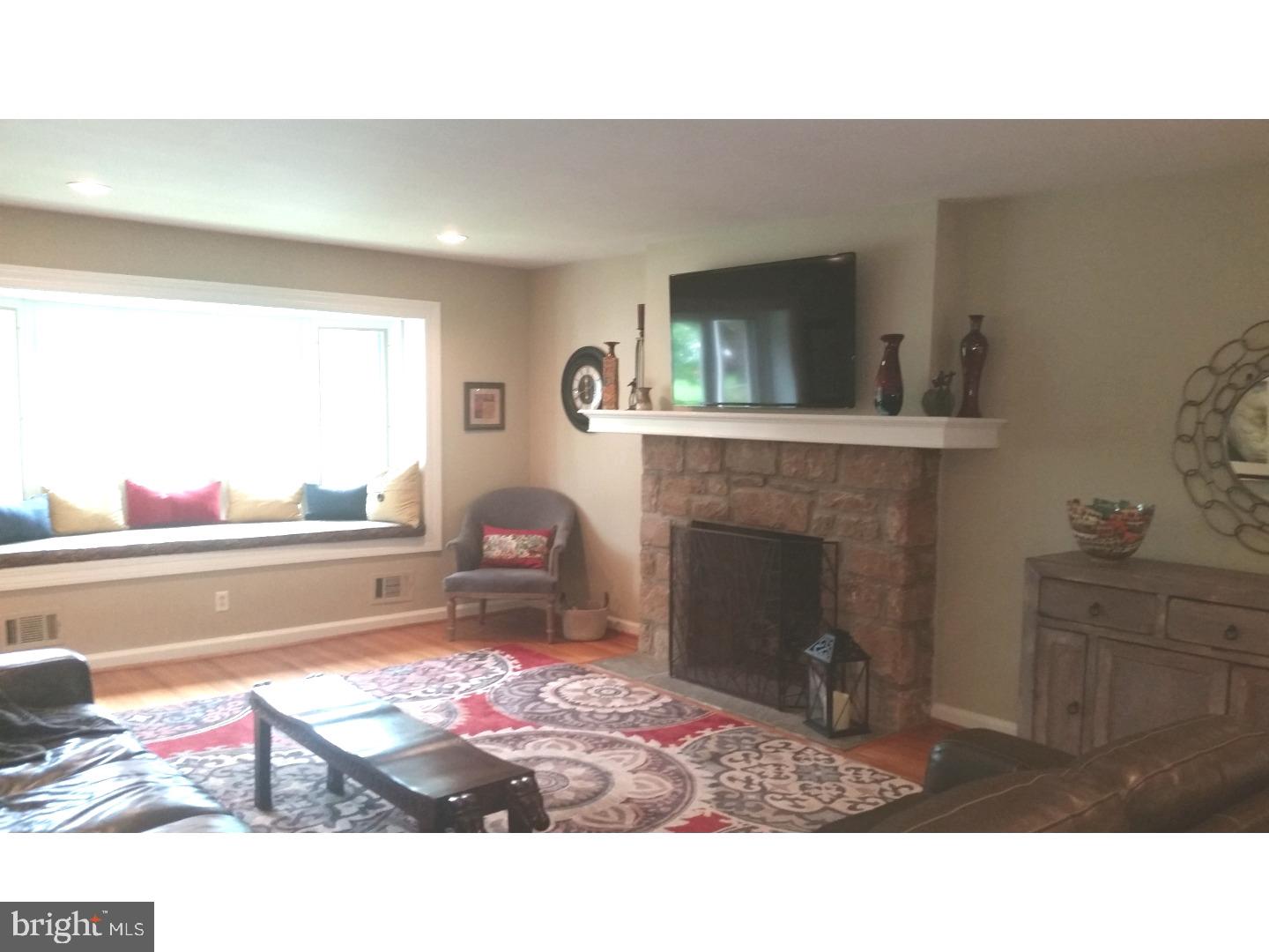 674 Pinetree Road Jenkintown, PA 19046 - Photo 3 of 25 Living Room