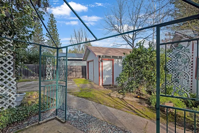 a view of a house with backyard and tree