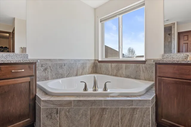 $849,900 | N42W22770 Beacon Court, Pewaukee, WI 53072