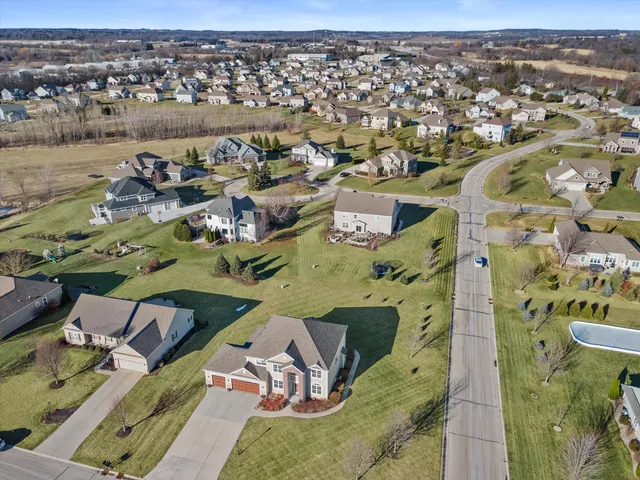 $849,900 | N42W22770 Beacon Court, Pewaukee, WI 53072