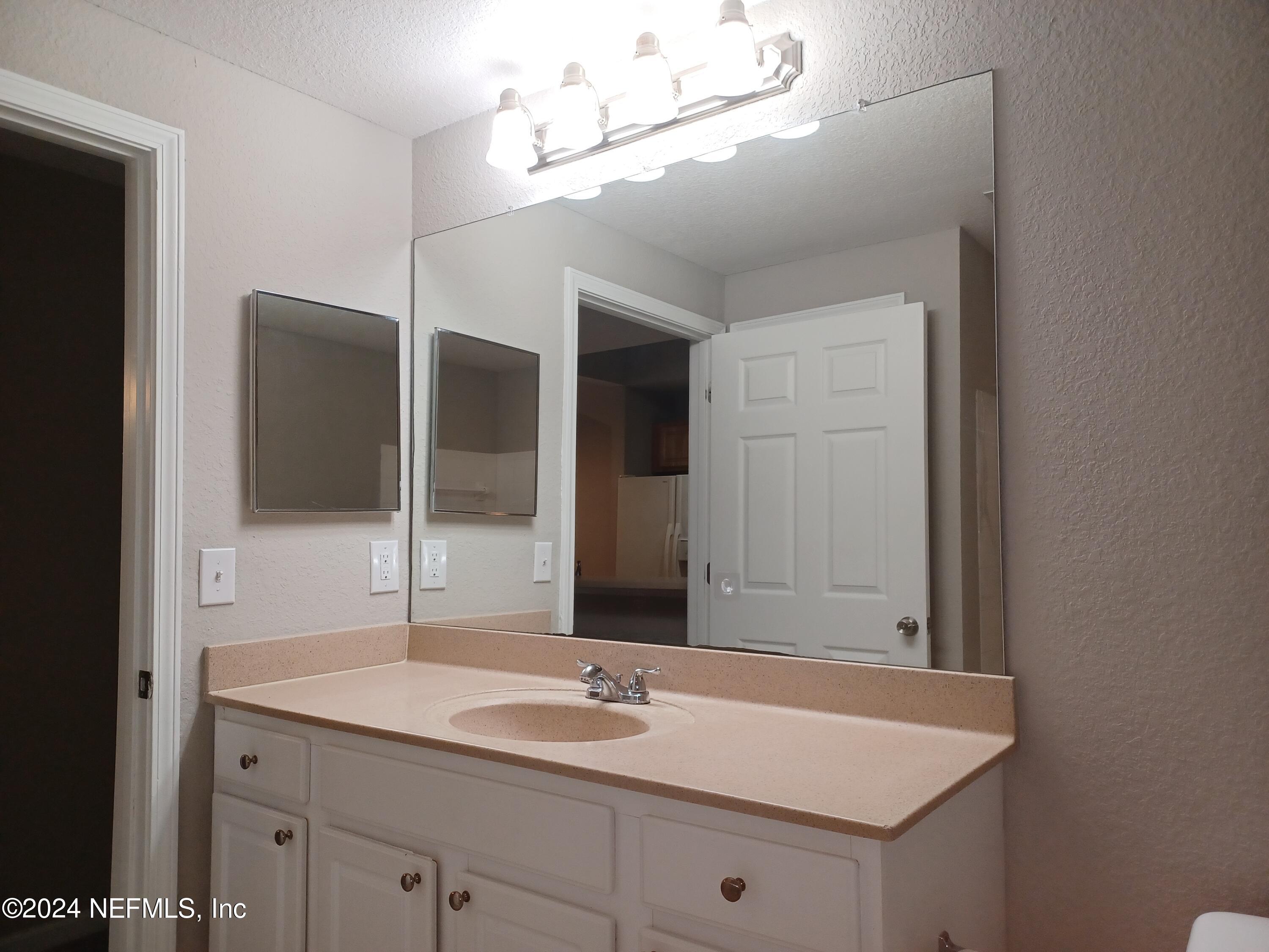 10075 Gate Parkway North, Unit 2406 Jacksonville, FL 32246 - Photo 23 of 25 24 Hall Bath