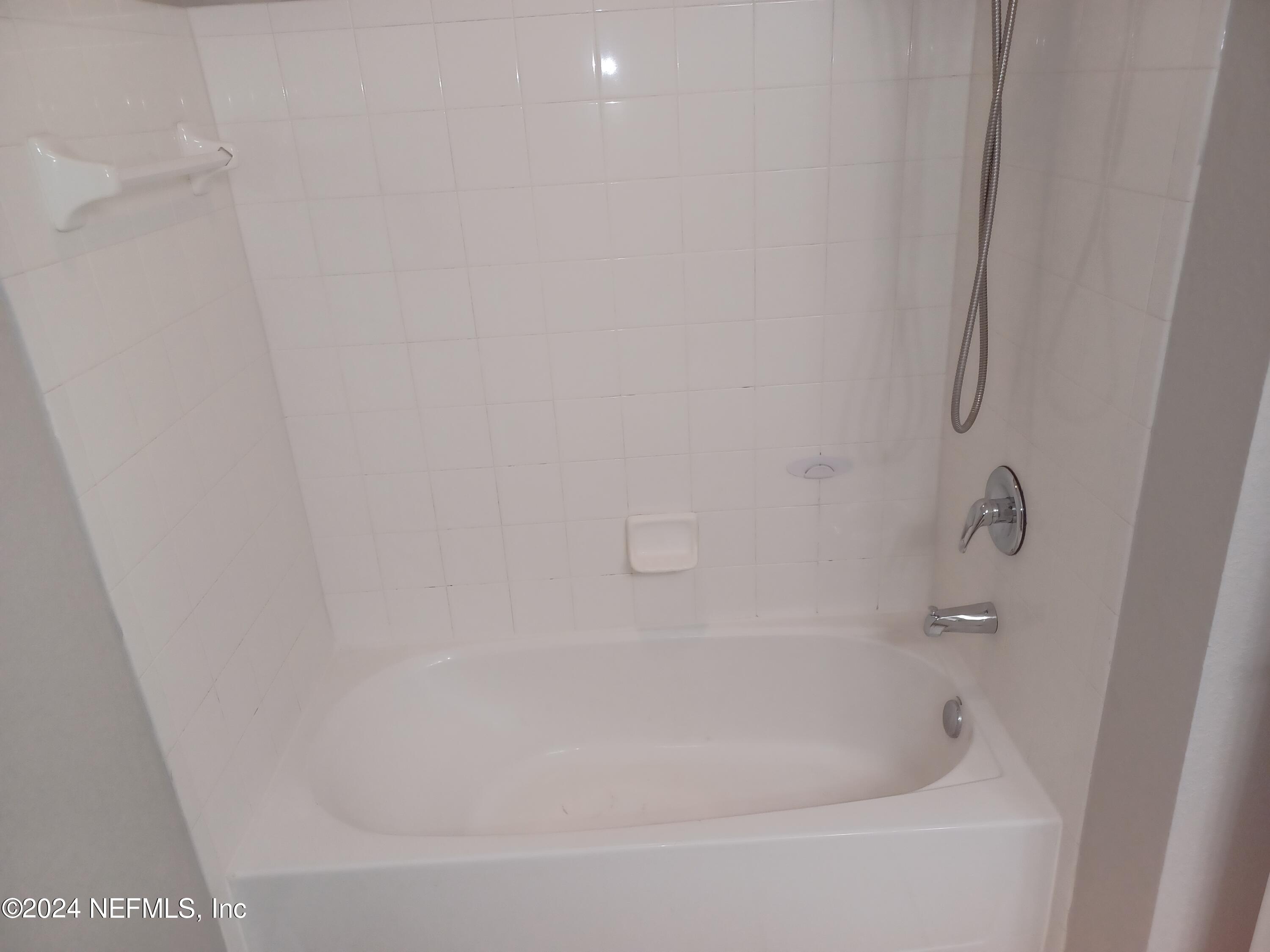 10075 Gate Parkway North, Unit 2406 Jacksonville, FL 32246 - Photo 24 of 25 25 Hall Bathtub
