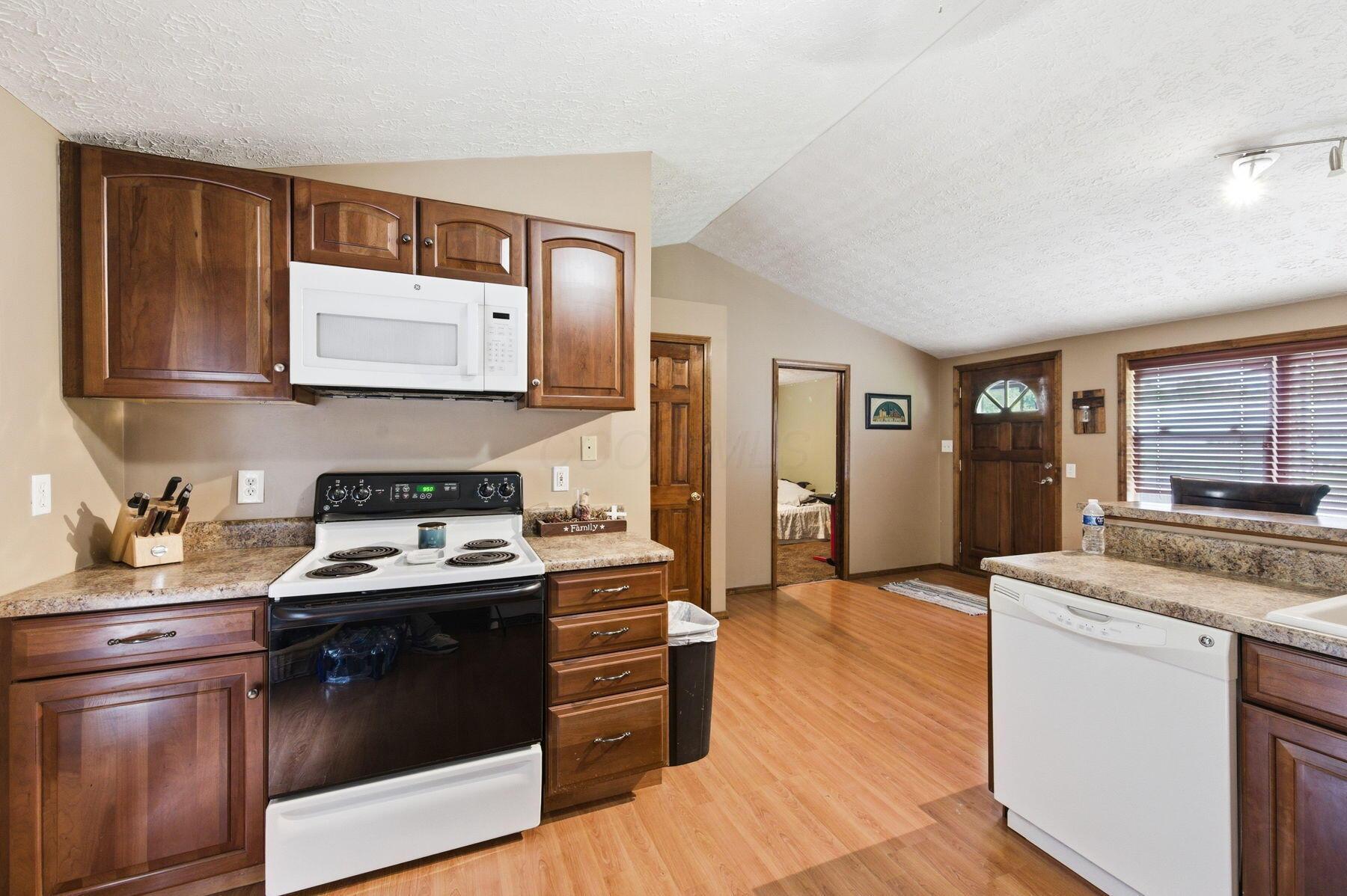 1691 Dyer Road Grove City, OH 43123 - Photo 29 of 108 kitchen