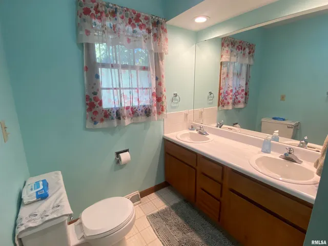 $195,000 | 37 Westfair Drive, Jacksonville, IL 62650