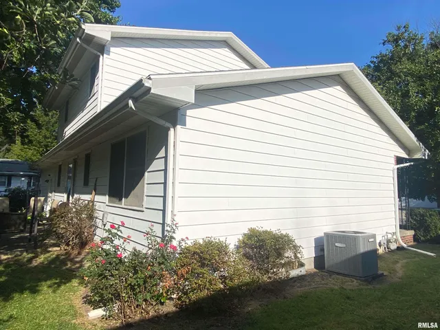 $195,000 | 37 Westfair Drive, Jacksonville, IL 62650