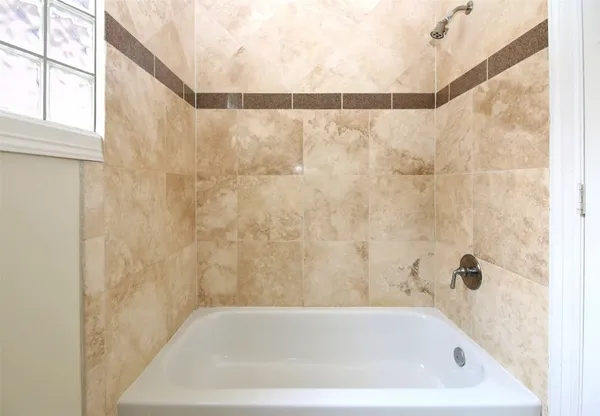 $2,695 | 707 Welch Street, Houston, TX 77006