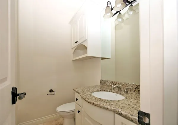 $2,695 | 707 Welch Street, Houston, TX 77006