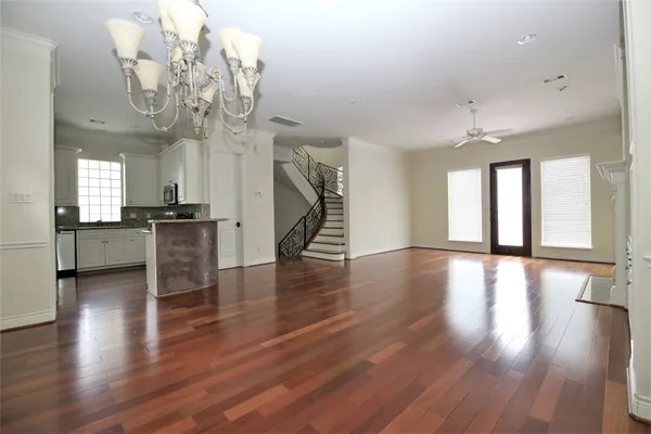 $2,695 | 707 Welch Street, Houston, TX 77006