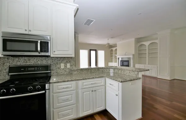 $2,695 | 707 Welch Street, Houston, TX 77006