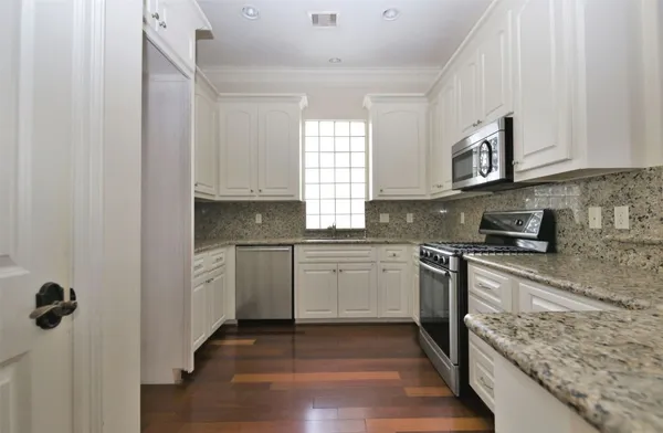 $2,695 | 707 Welch Street, Houston, TX 77006