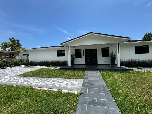 a view of a backyard