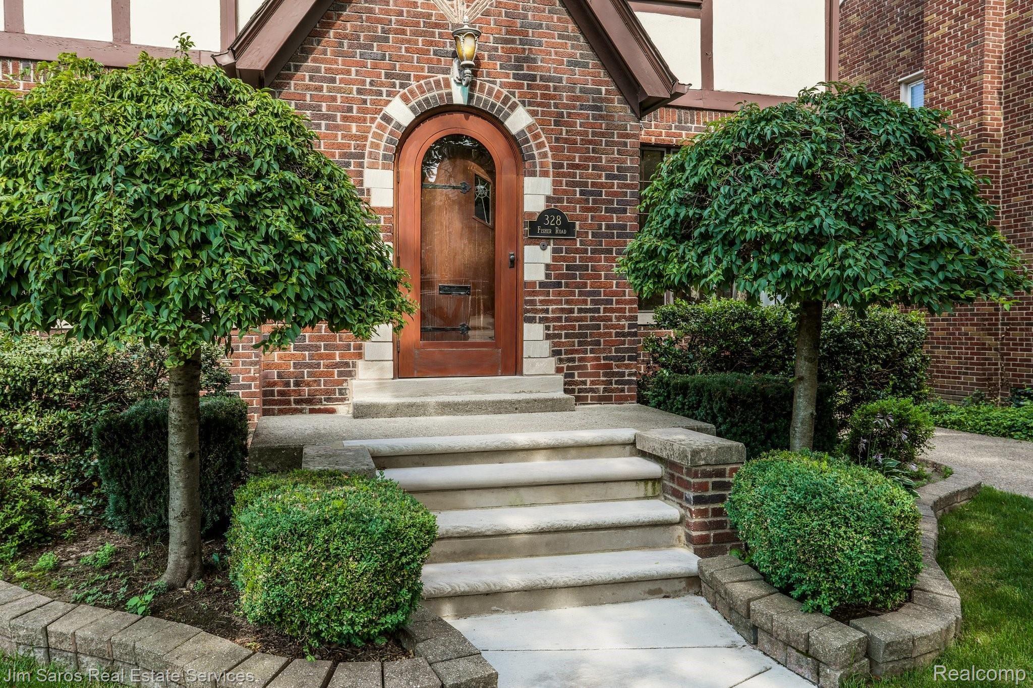 328 Fisher Road Grosse Pointe, MI 48230 - Photo 3 of 24 4-web-or-mls-328 Fisher Road Grosse Pointe0004.jpg