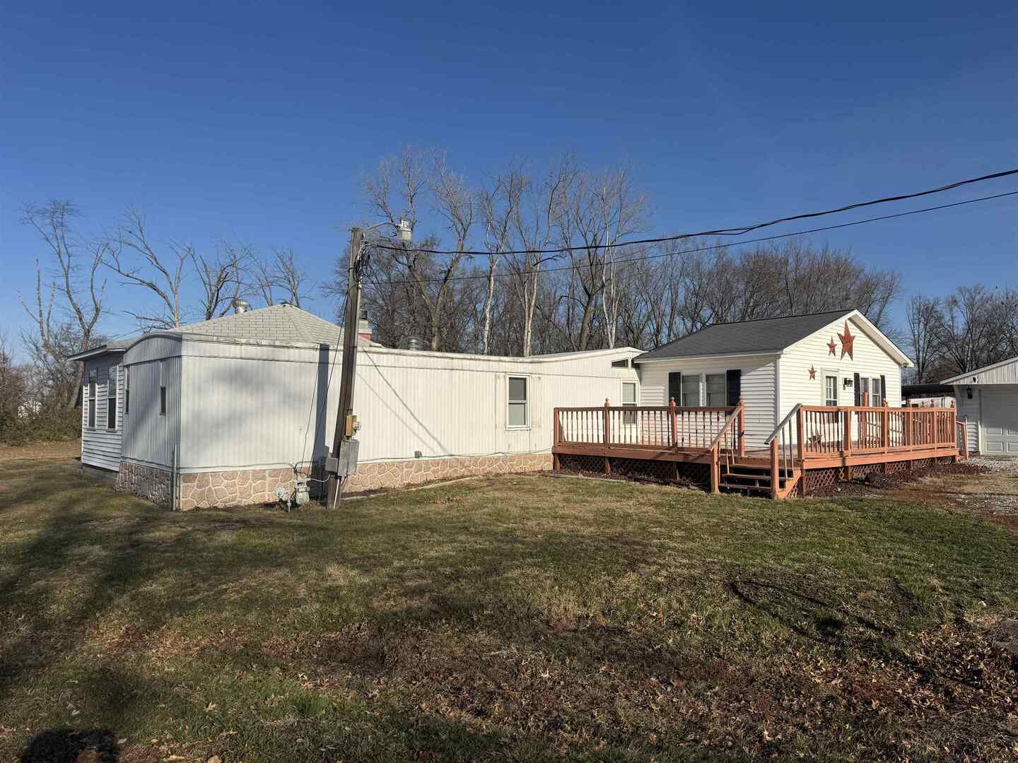 a view of a house with backyard