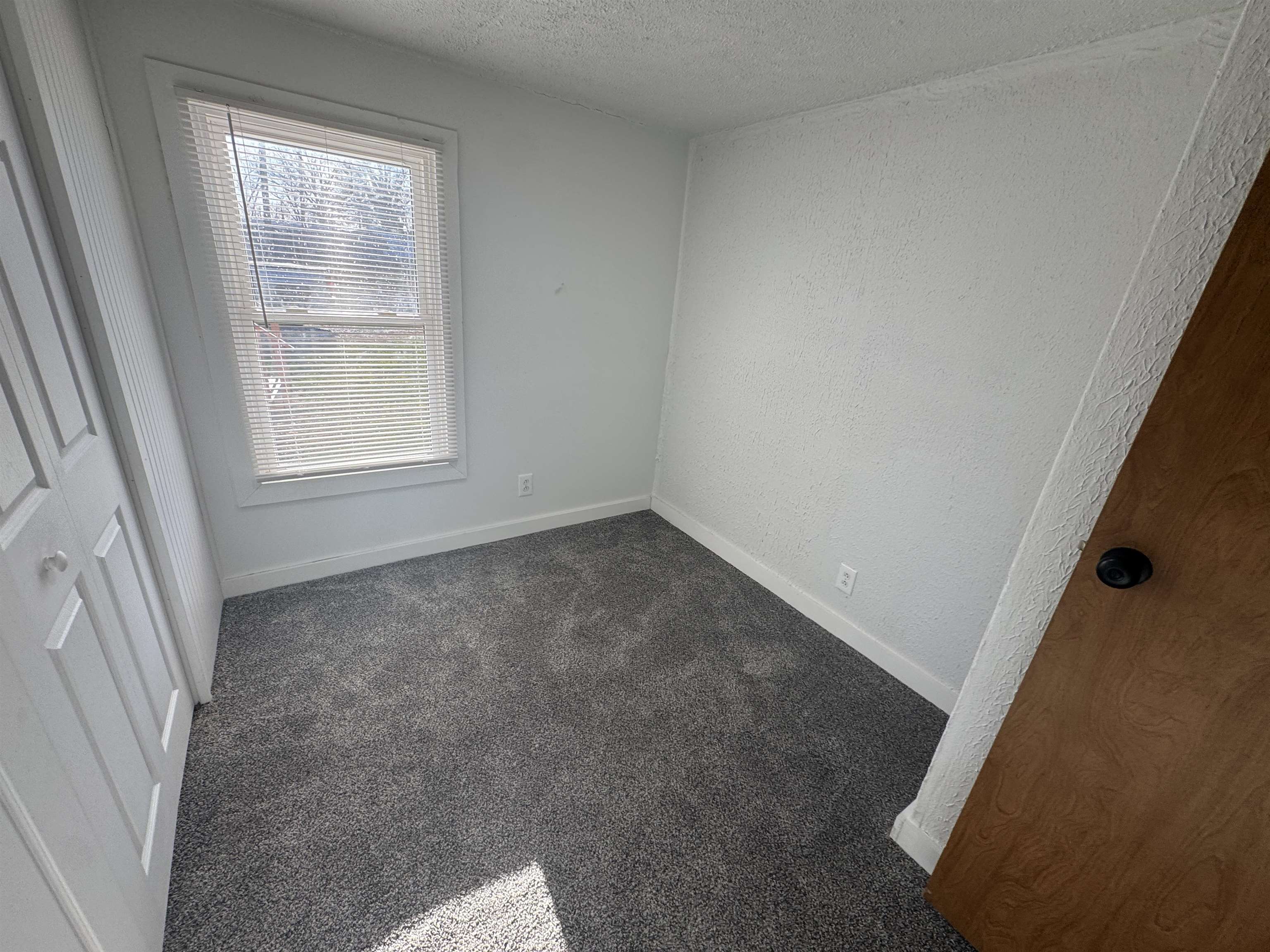 409 West 9th Street Sandoval, IL 62882 - Photo 13 of 31 an empty room with a window