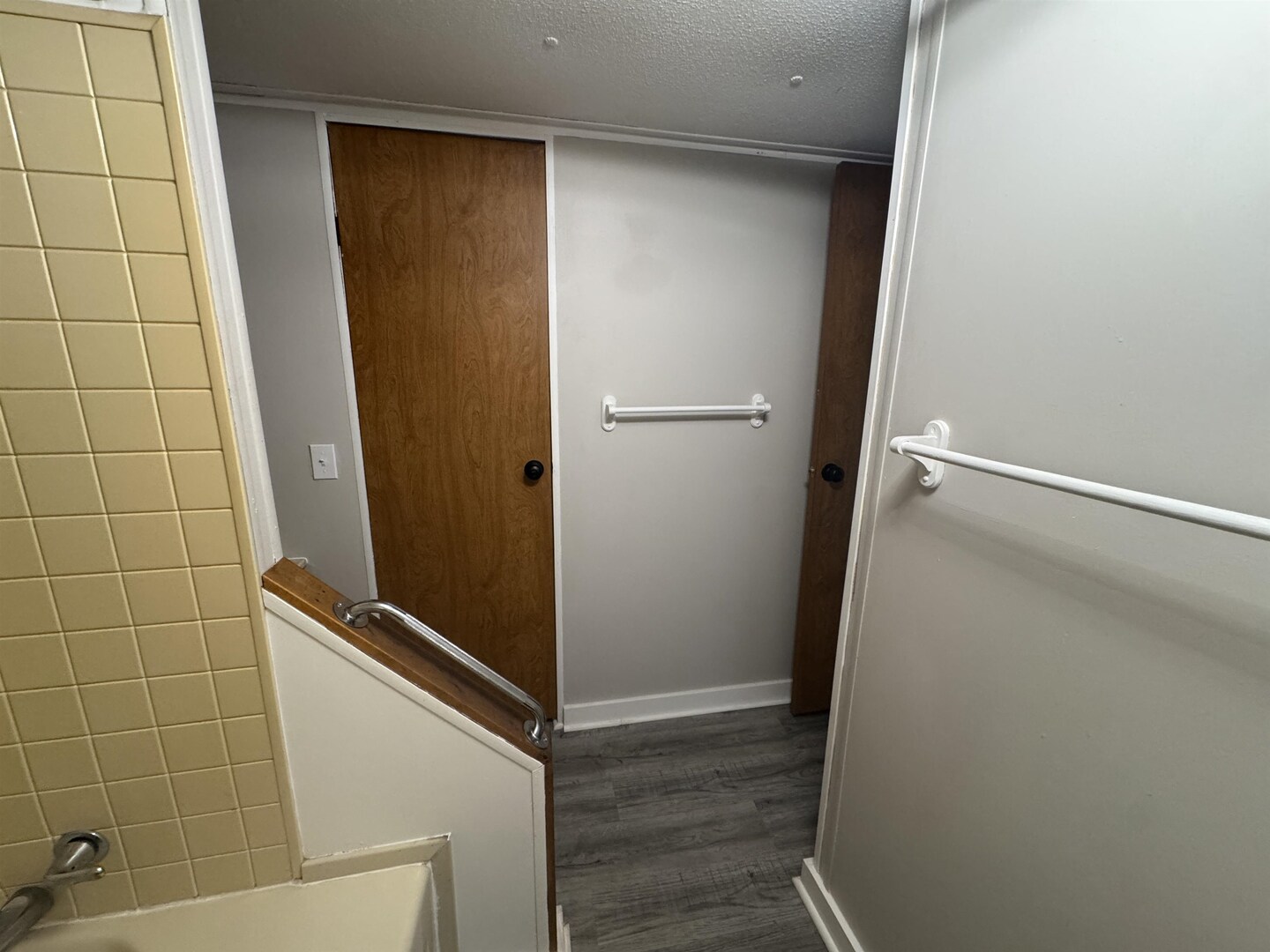 409 West 9th Street Sandoval, IL 62882 - Photo 17 of 31 a bathroom with a shower