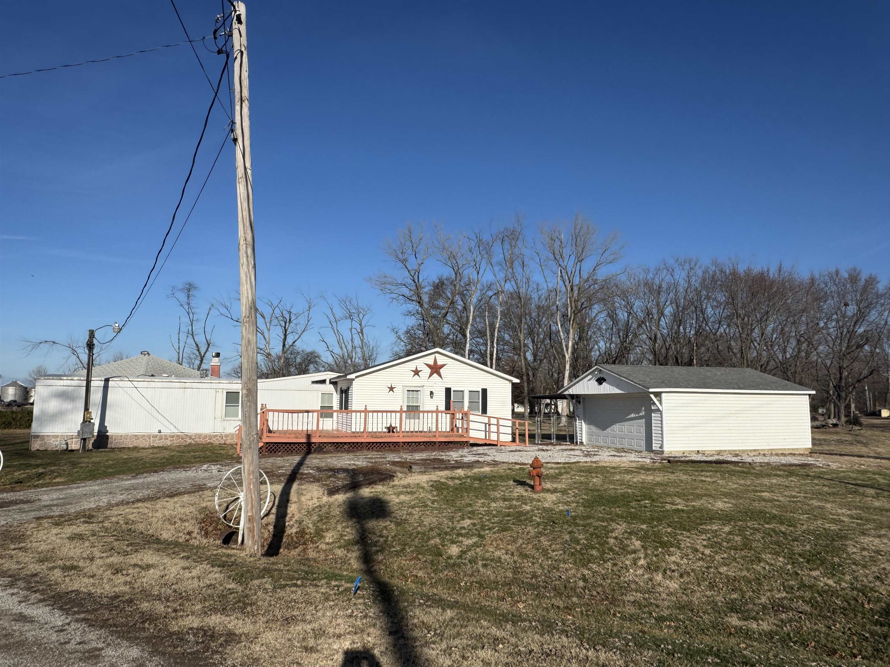 409 West 9th Street Sandoval, IL 62882 - Photo 2 of 31 a view of a house with a yard