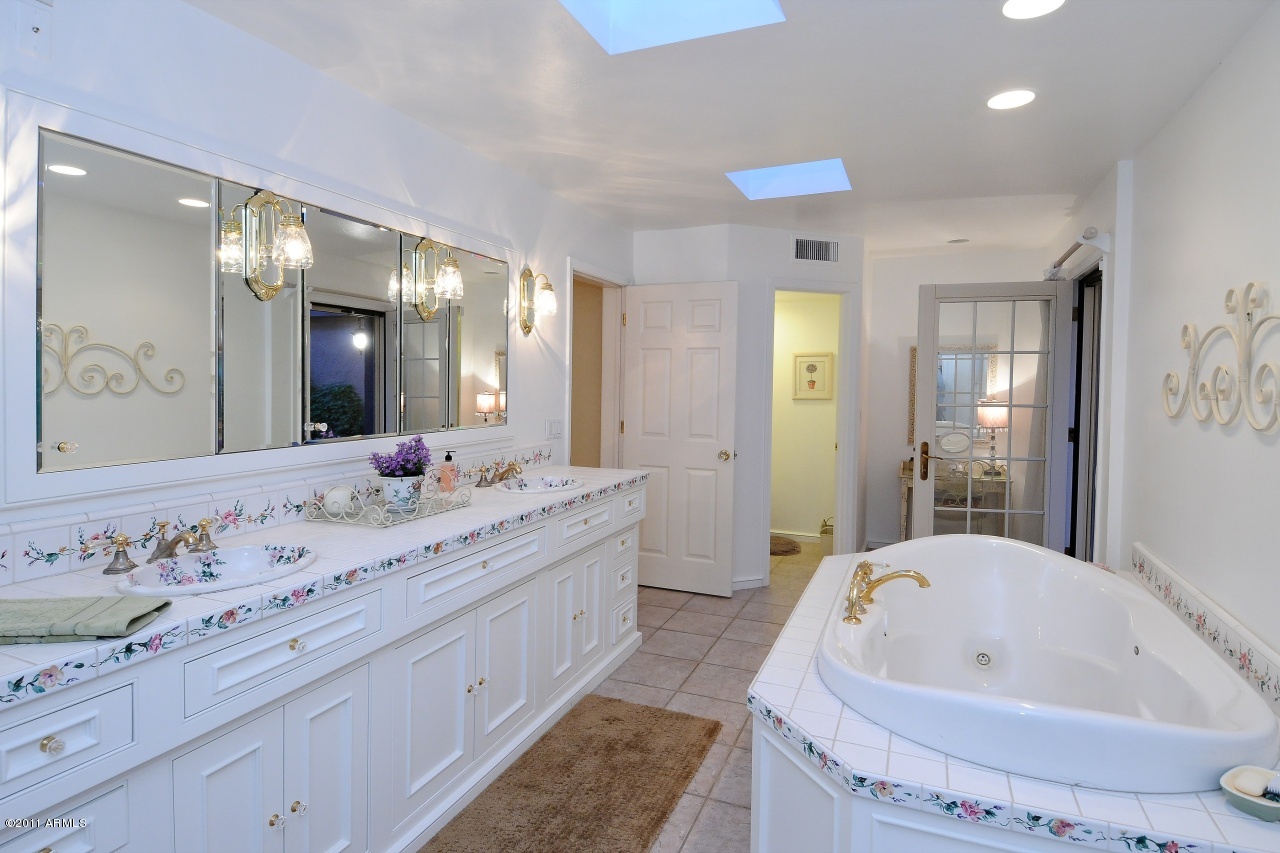 8738 North 55th Place Paradise Valley, AZ 85253 - Photo 15 of 25 Master Bath