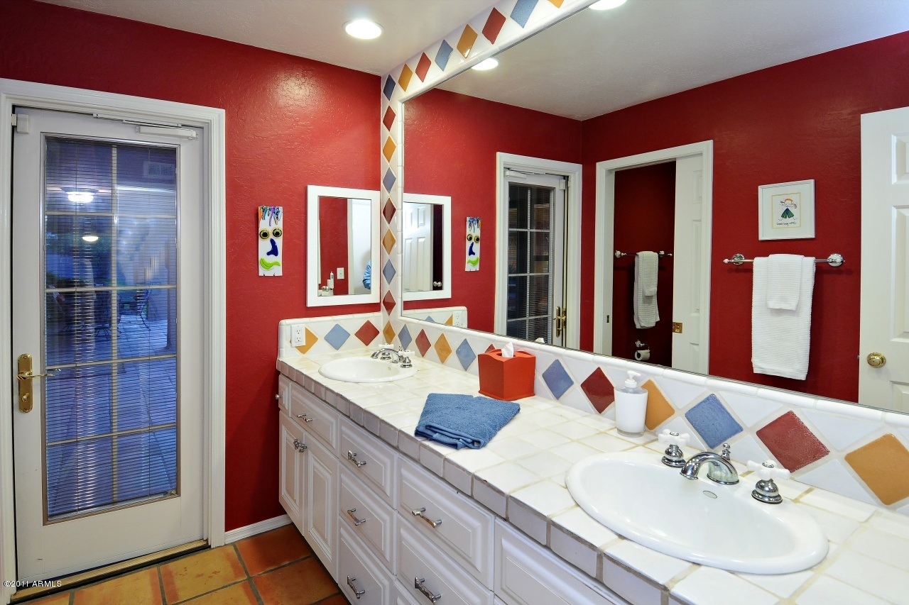 8738 North 55th Place Paradise Valley, AZ 85253 - Photo 19 of 25 Guest Bath