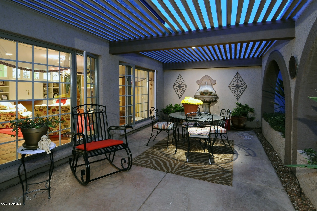 8738 North 55th Place Paradise Valley, AZ 85253 - Photo 3 of 25 Front Courtyard & Porch