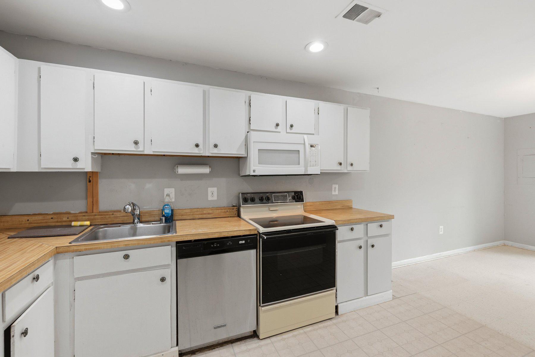 10669 Spring Oak Court Burke, VA 22015 - Photo 7 of 30 Kitchen