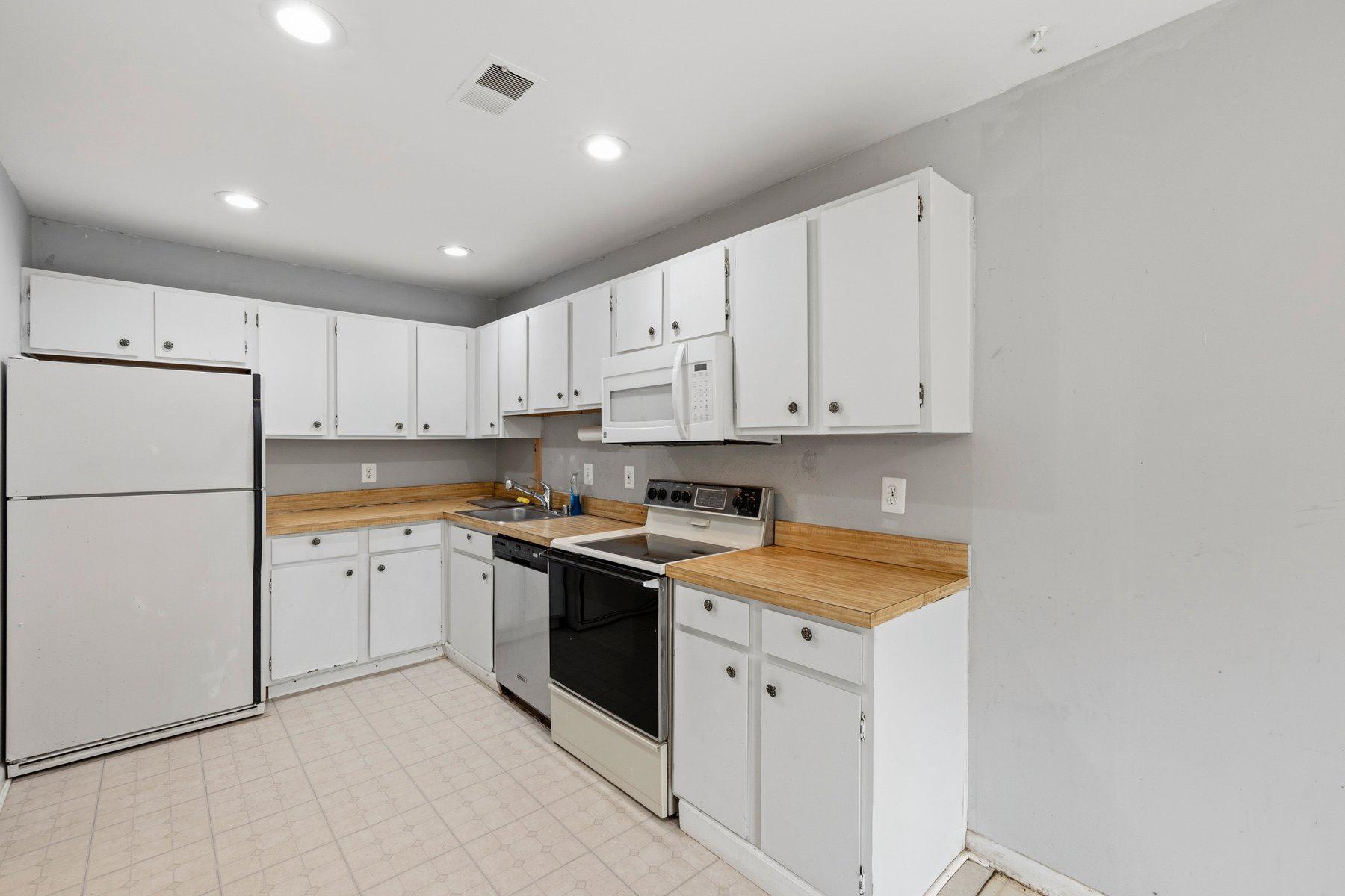 10669 Spring Oak Court Burke, VA 22015 - Photo 8 of 30 Kitchen