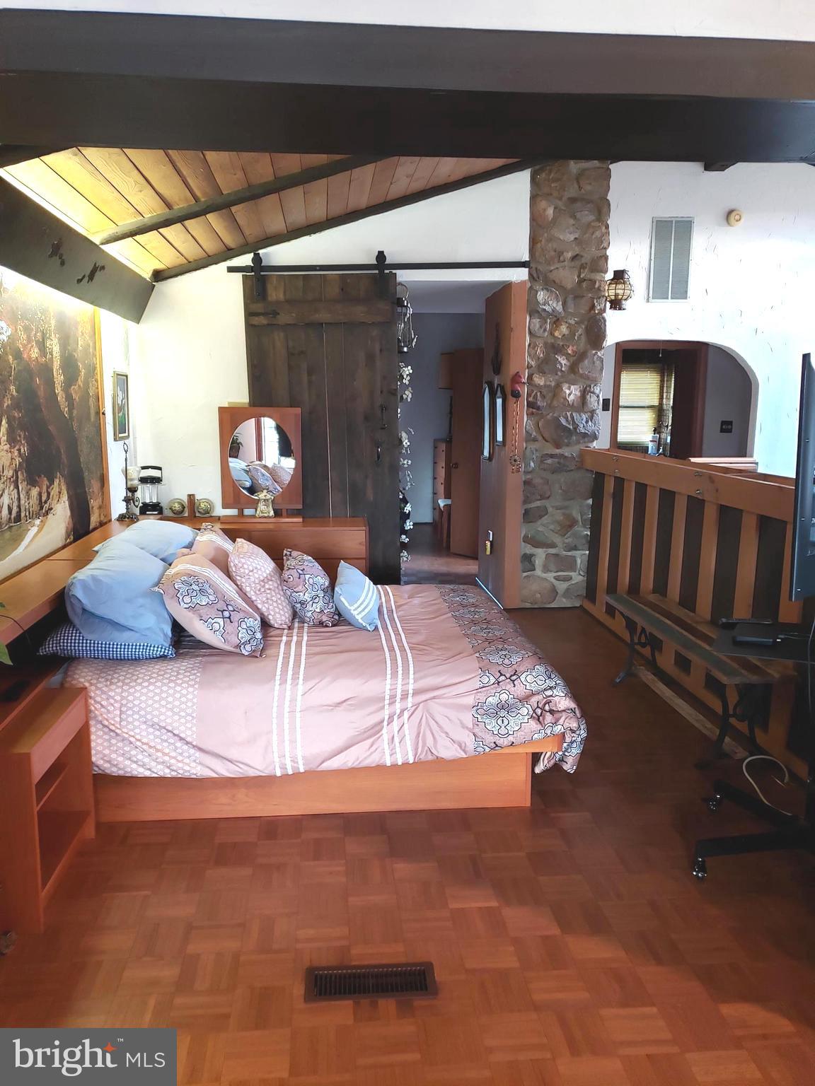 603 Delmar Road Edgewater, MD 21037 - Photo 24 of 43 Main bedroom w/vaulted ceilings