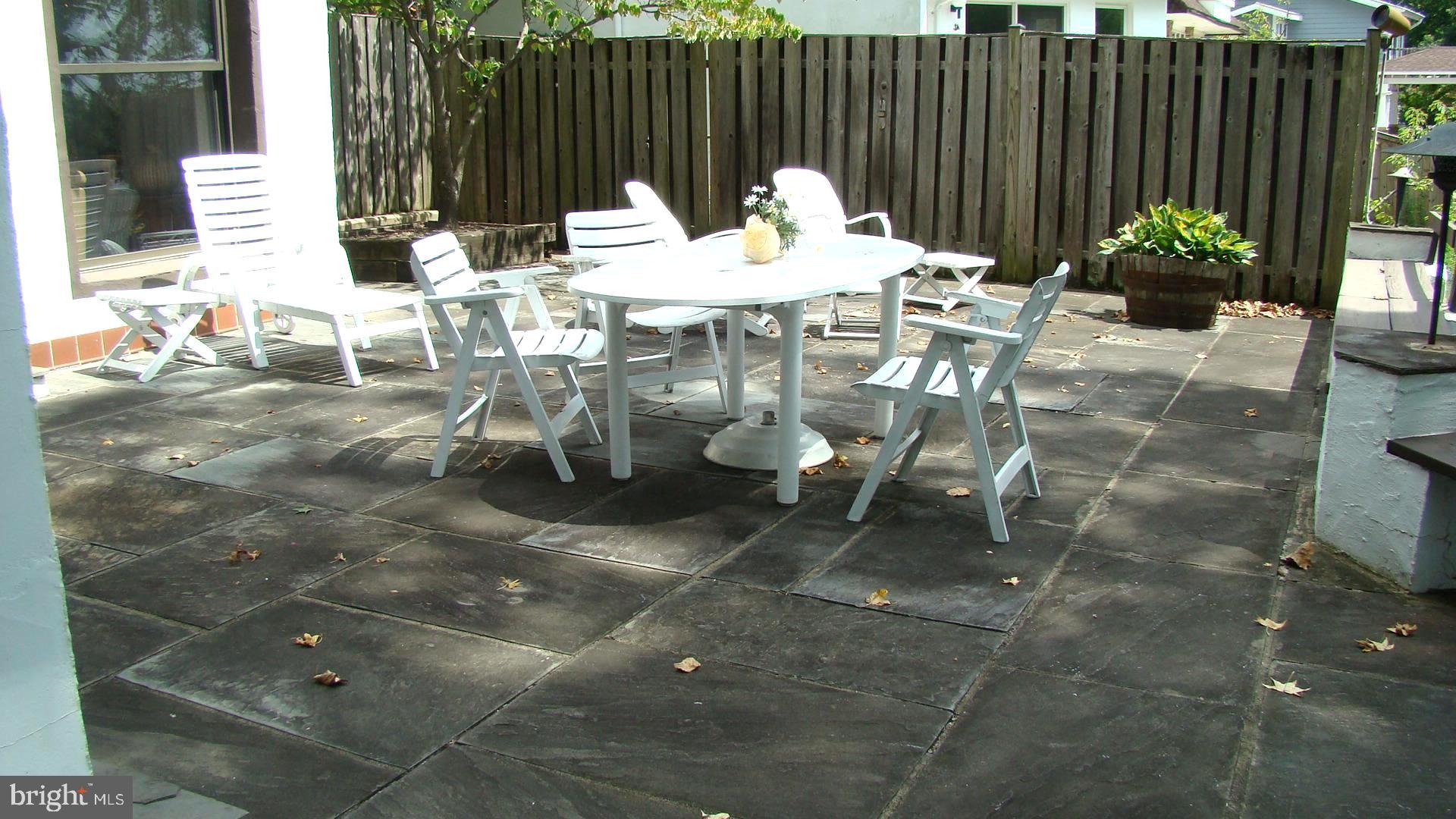 603 Delmar Road Edgewater, MD 21037 - Photo 31 of 43 Privacy fencing