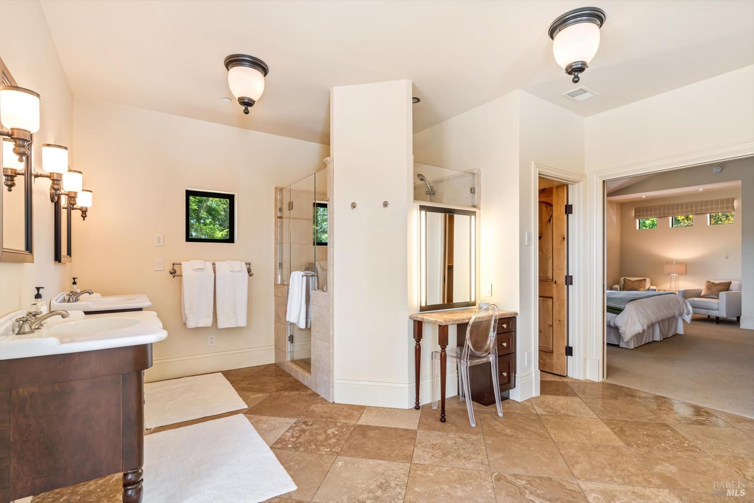 1315 West Dry Creek Road Healdsburg, CA 95448 - Photo 25 of 57 a very nice looking room with a large mirror