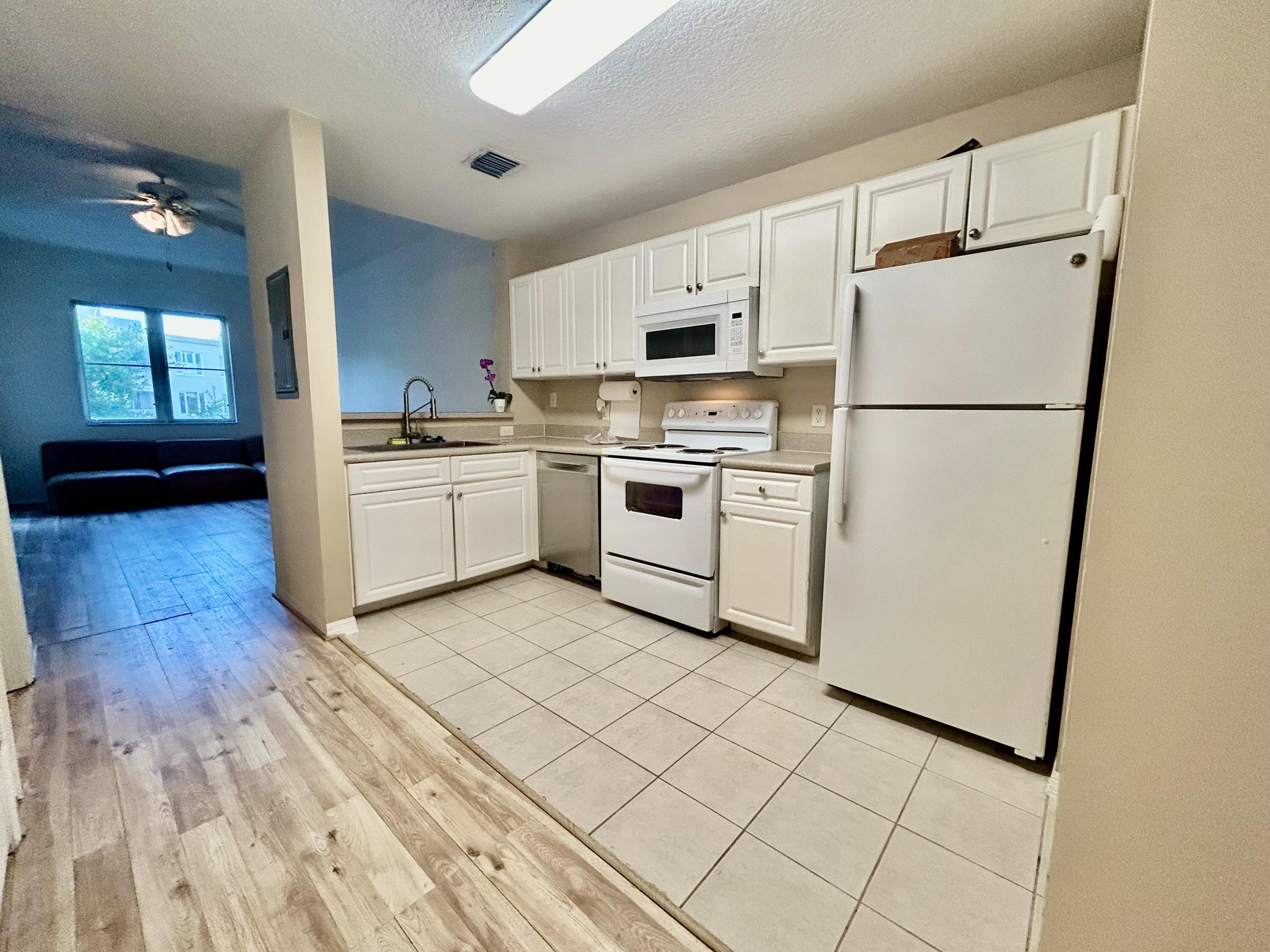 1209 Main Street, Unit 307 Jupiter, FL 33458 - Photo 5 of 11 IMG_7744