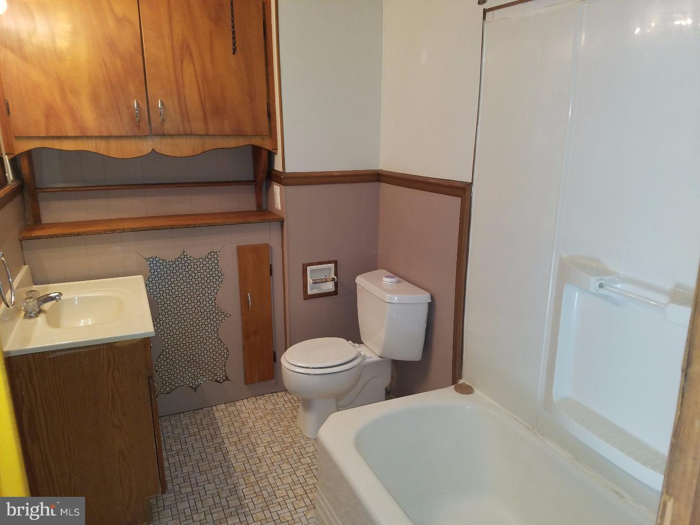 24 Golf Road Upper Darby, PA 19082 - Photo 9 of 10 Bathroom