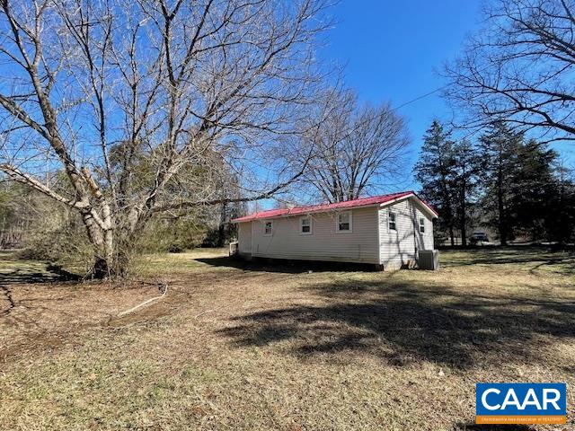 475 Liberty Road New Canton, VA 23123 - Photo 2 of 21 a view of yard