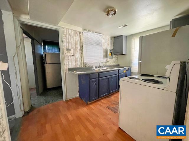 475 Liberty Road New Canton, VA 23123 - Photo 8 of 21 a kitchen with stainless steel appliances a refrigerator and a stove