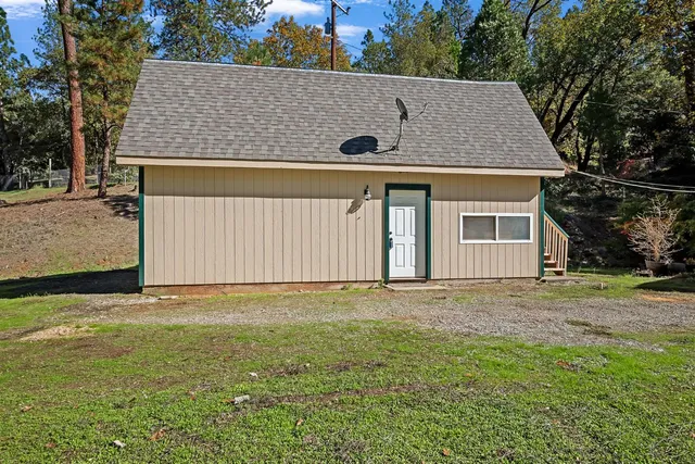 a view of a house with a yard
