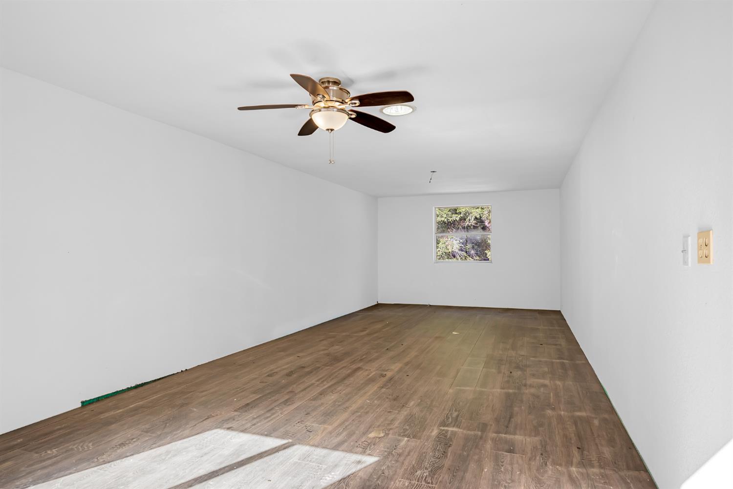 1610 Swansboro Road Placerville, CA 95667 - Photo 33 of 50 an empty room with windows and fan