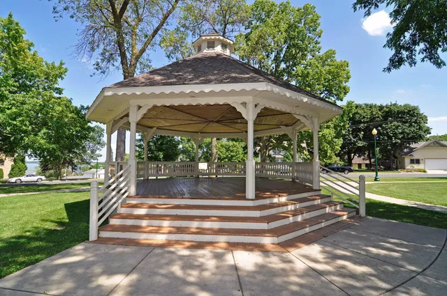 $1,095,000 | 202 Sandy Shores Road, Waconia, MN 55387