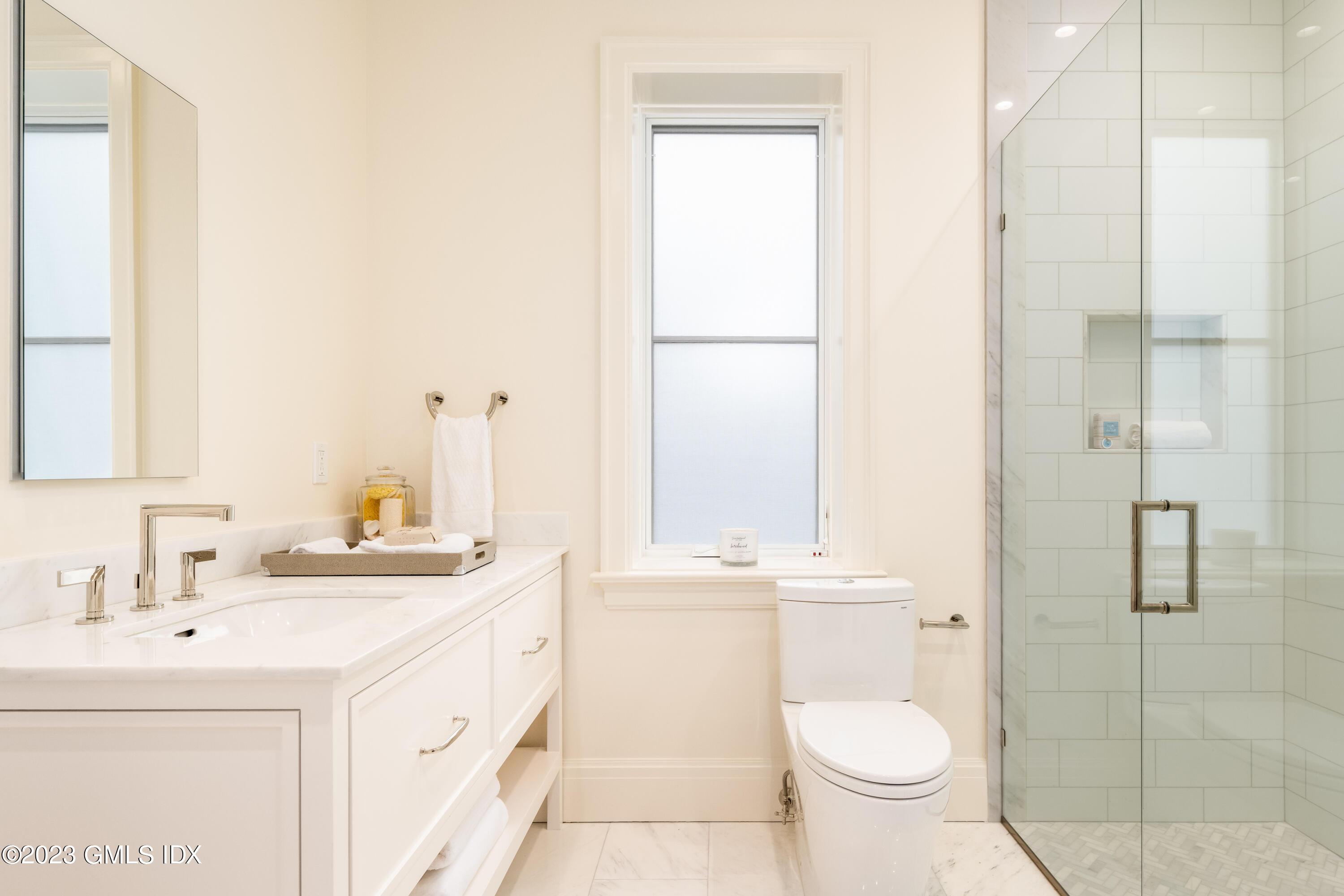 62 Mason Street, Unit 2W Greenwich, CT 06830 - Photo 14 of 18 a bathroom with a sink toilet and shower