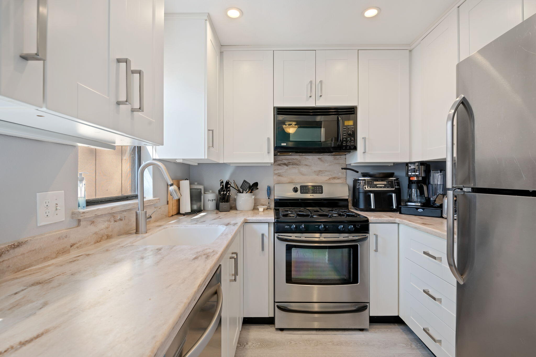 5290 Overpass Road, Unit 21 Santa Barbara, CA 93111 - Photo 8 of 21 09-Kitchen