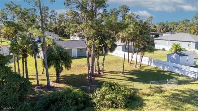 a view of a backyard