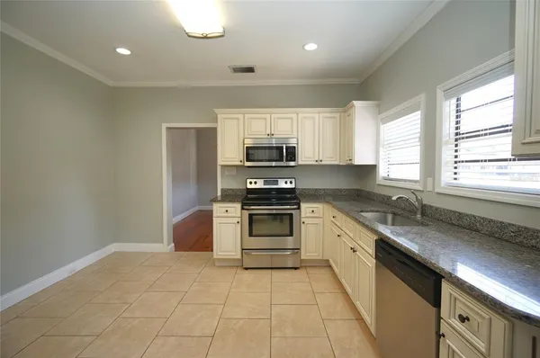 $2,700 | 916 East 25th Avenue, Tampa, FL 33605