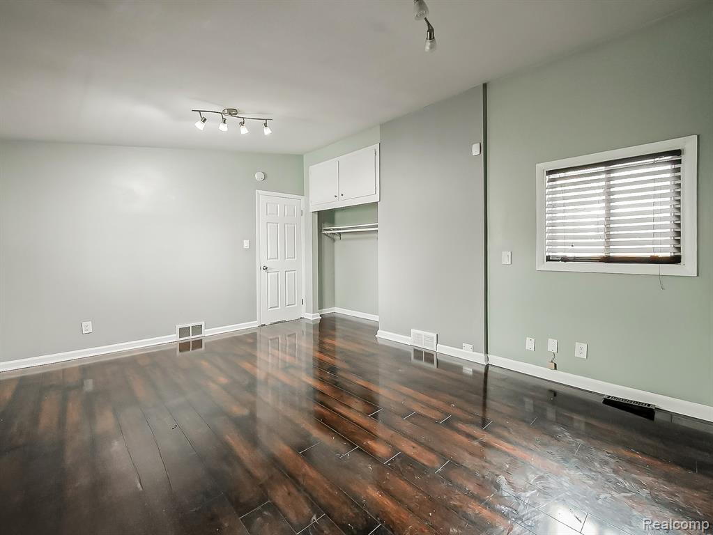 1283 Featherstone Road Pontiac, MI 48342 - Photo 14 of 34