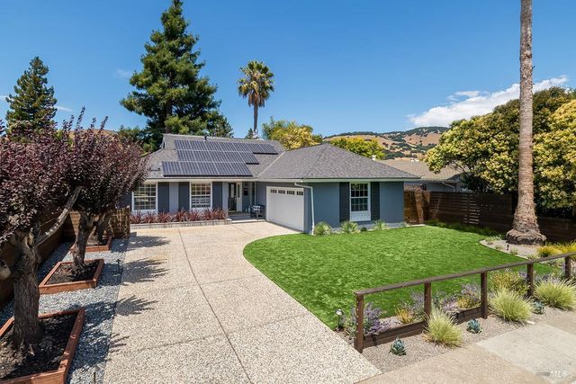a view of a front of house with a yard