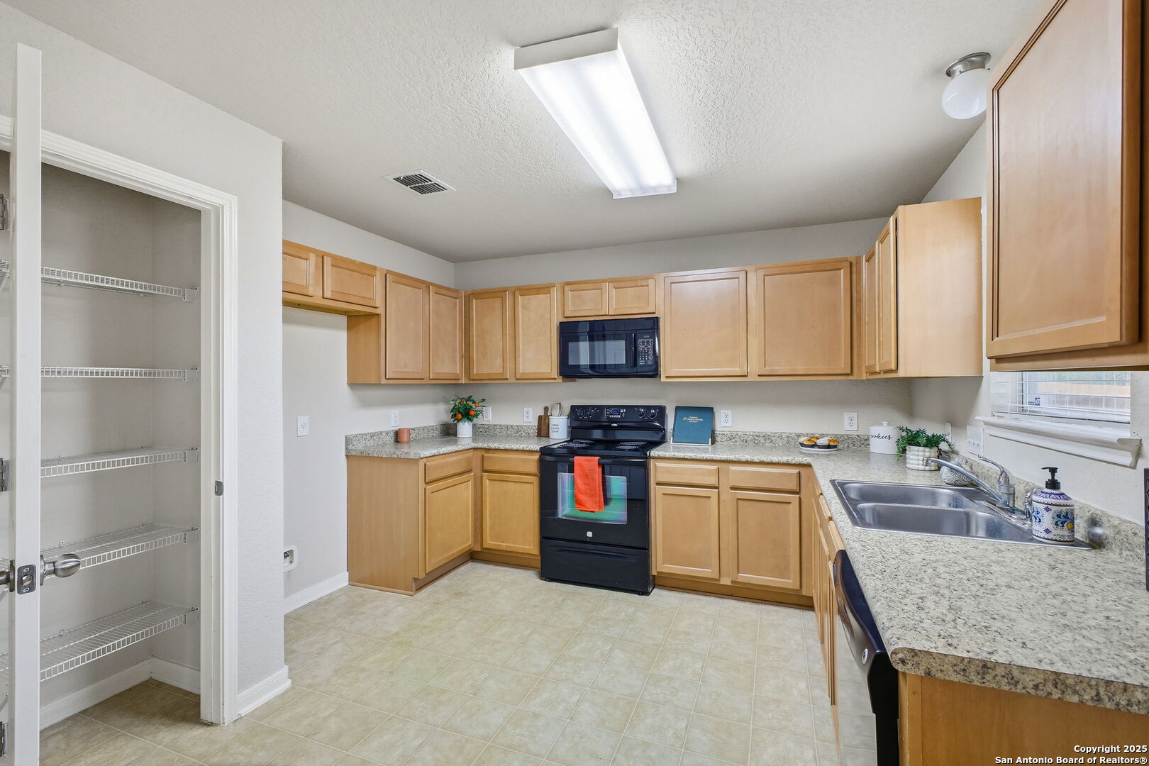 9347 Ingleton San Antonio, TX 78245 - Photo 10 of 24