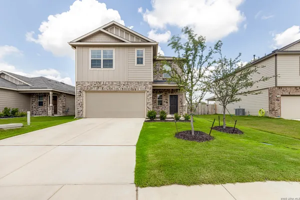 a view of house with a yard