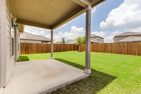 a view of a backyard