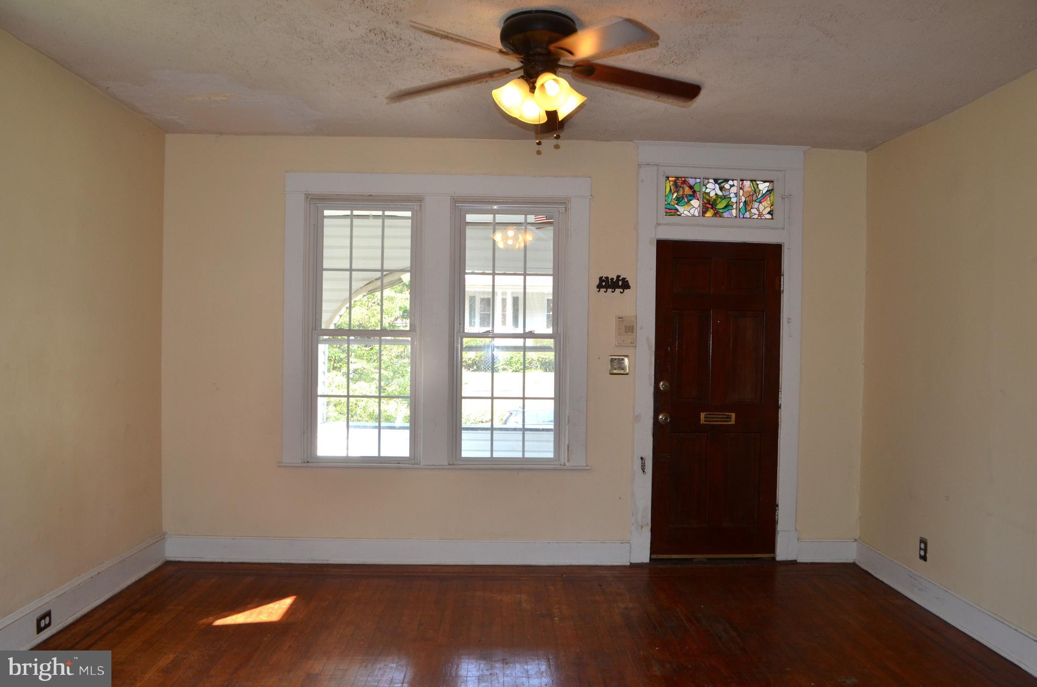233 Mallow Hill Road Baltimore, MD 21229 - Photo 3 of 14 Living Room