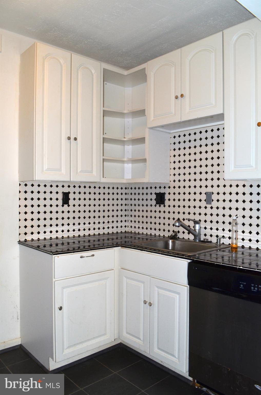 233 Mallow Hill Road Baltimore, MD 21229 - Photo 8 of 14 Kitchen