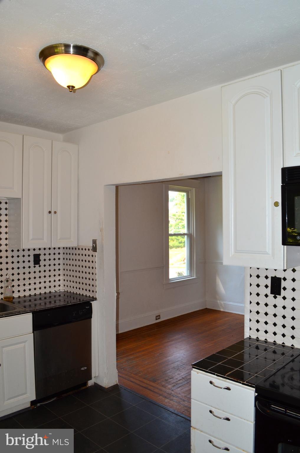 233 Mallow Hill Road Baltimore, MD 21229 - Photo 9 of 14 Kitchen