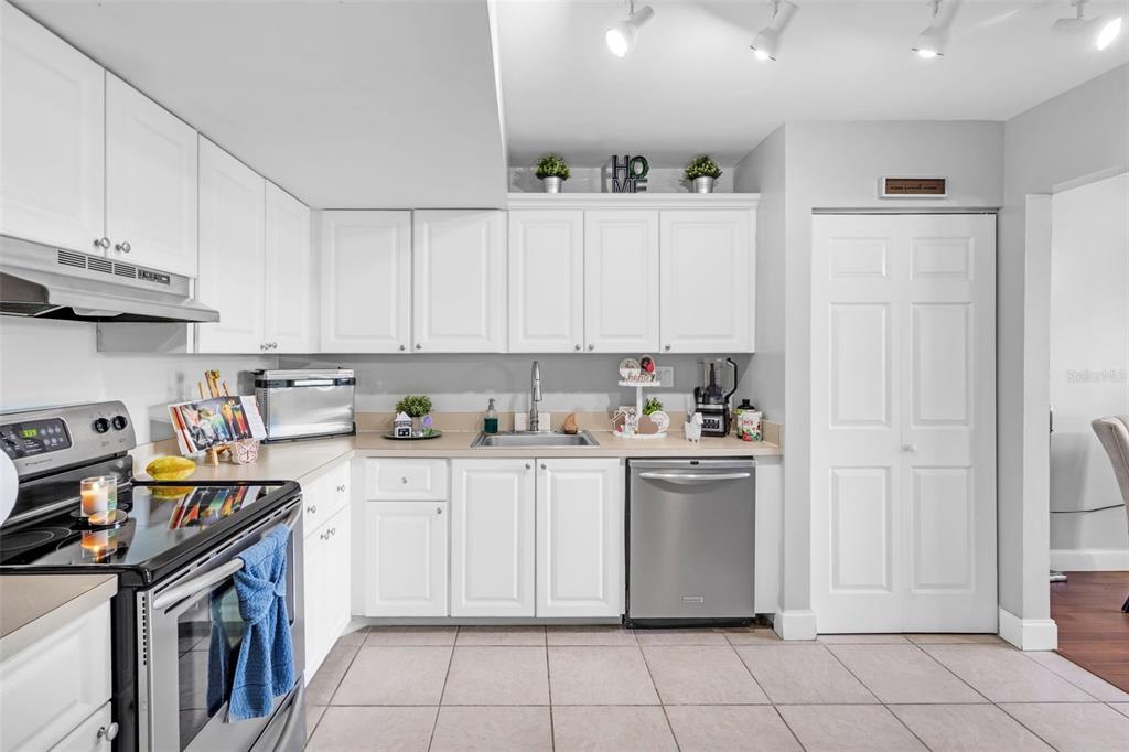 711 North Pine Island Road, Unit 406 Plantation, FL 33324 - Photo 14 of 42