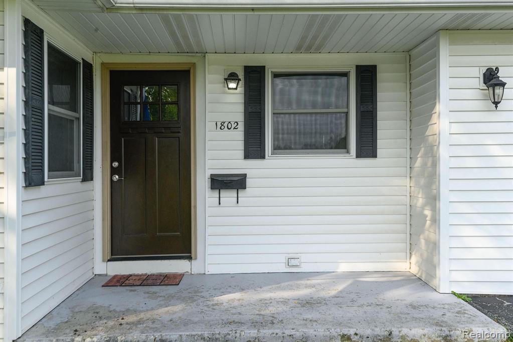 1802 Colchester Road Flint, MI 48503 - Photo 2 of 16